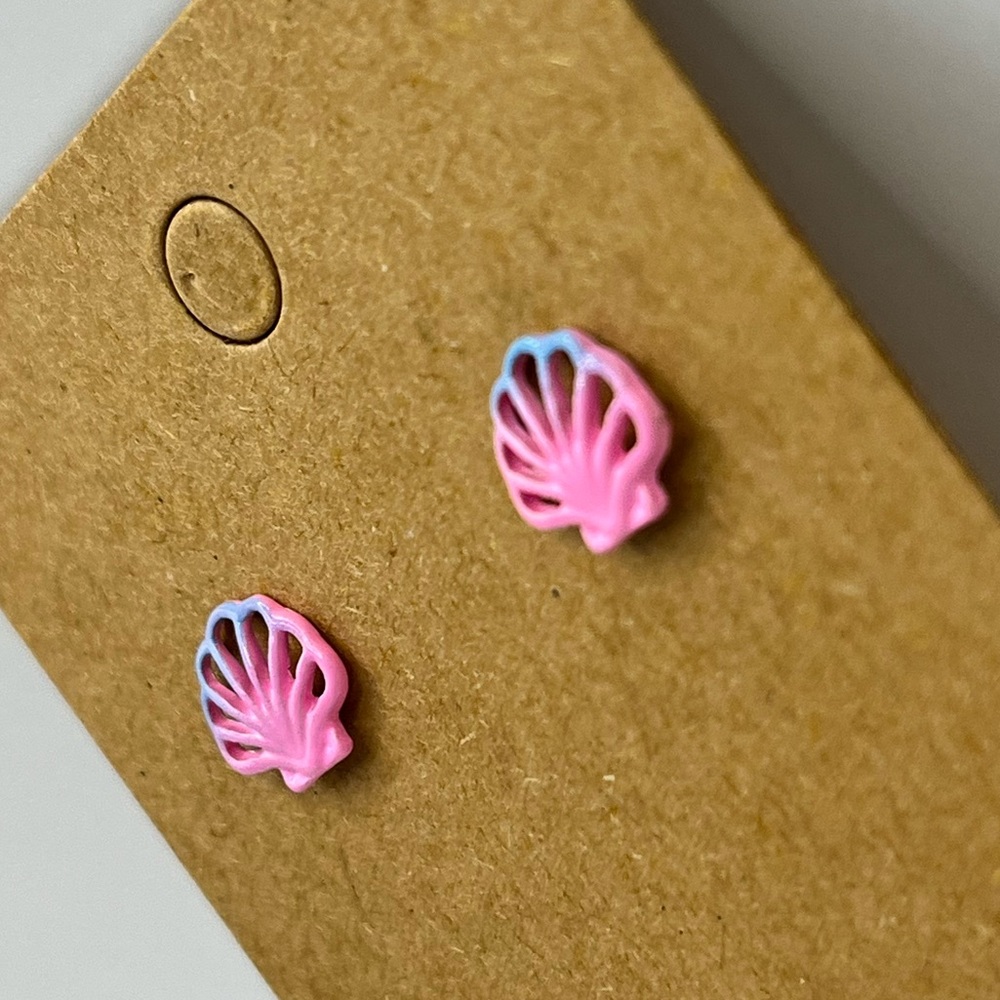 Pink and blue clam stud earrings - Picture 2 of 3
